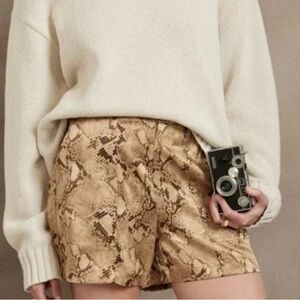 Banana Republic NWT Women’s Petite 100%‎ Silk Cargo Shorts in Python Size 4